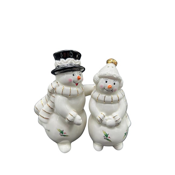 White Snowman & Woman Salt & Pepper Shakers Hugging Gold Trim - Hand Painted - Picture 1 of 6